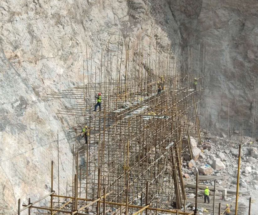 南京汤山矿坑斜坡脚手架搭建图